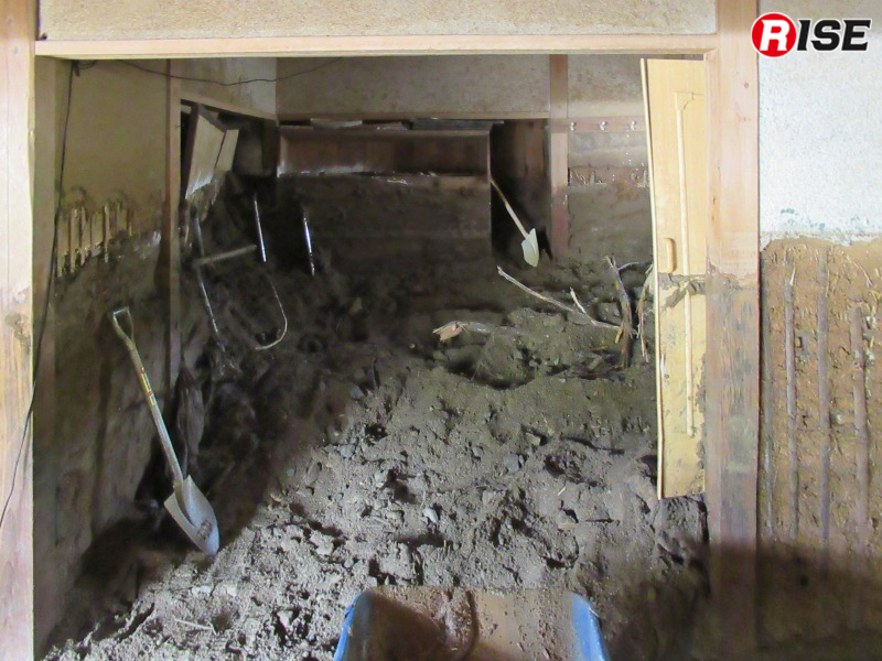 家屋内の土砂排除を行うべく被災家屋へ入る。室内は写真のようにまだ土砂に満たされた状態。