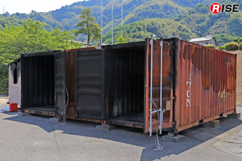 静岡県消防学校のホットトレーニング施設。コンテナ3個を連結させ耐火造建物の一室を再現している。