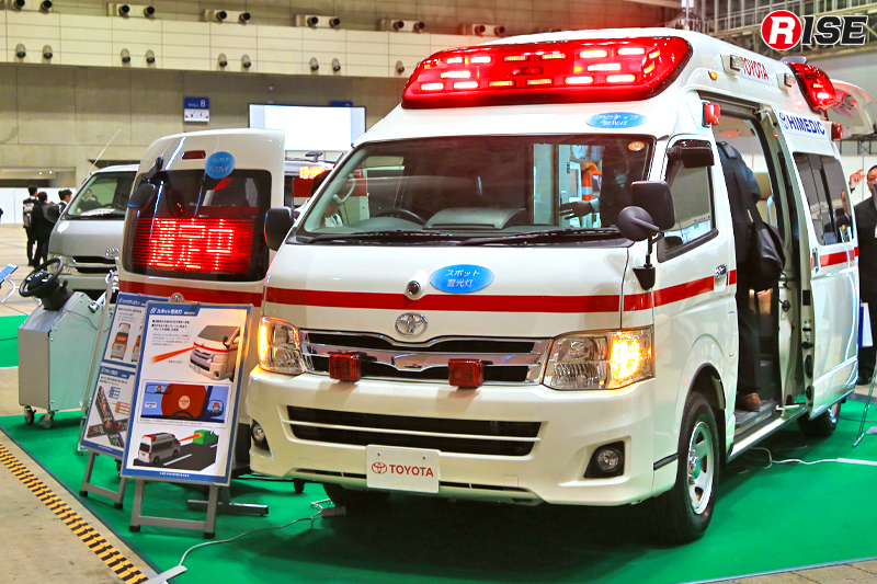 トヨタでは救急車の警光灯やサイレン、電光表示板などを駆使した安全向上策を提案。