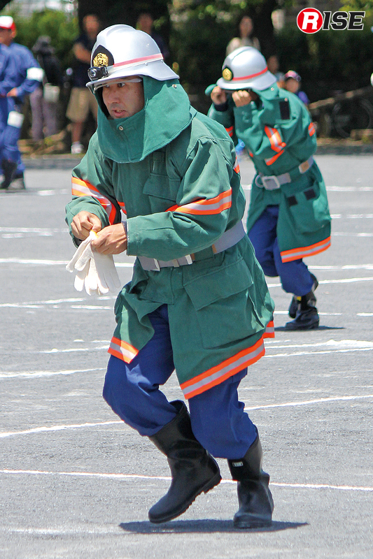 防火衣着装訓練は障害物競走のように防火衣・防火帽・手袋・鳶口の流れで順次装備をつけていく。