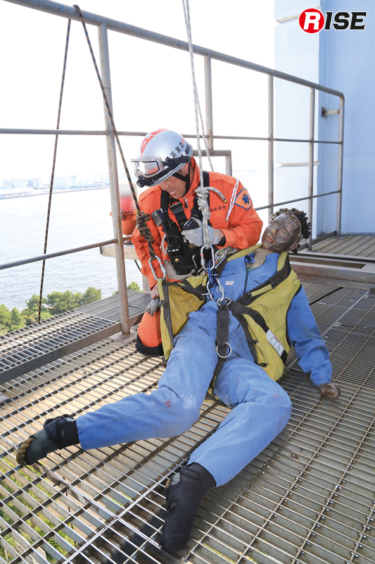 地上80m部分から進入し、要救助者に接触。縛着や誘導ロープの設定を行う。
