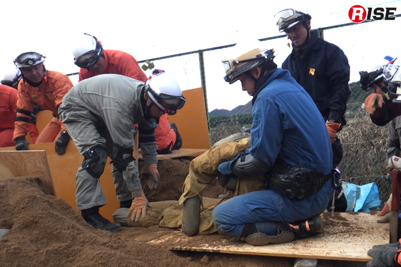 しっかりと土砂を掘り進め、要救助者を救出。