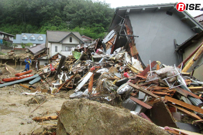 土石流により破壊された住宅。地震などによる倒壊とは異なる破損状況を見せる。