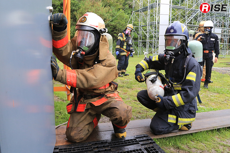 火災環境を再現した施設内から活動不能状態に陥った隊員を救出する訓練。
