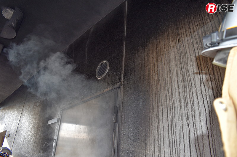 放水すると間もなくして、戸枠の上部隙間から水蒸気が噴出する。