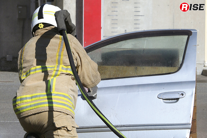自動車ドアの穿孔。車両火災の際もボンネット開放をせず、穿孔し噴霧消火で対応が可能。