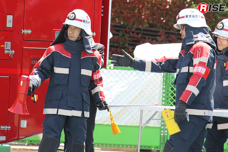 東京消防庁警防担当理事（写真左）が統合機動部隊長として指揮を執る。