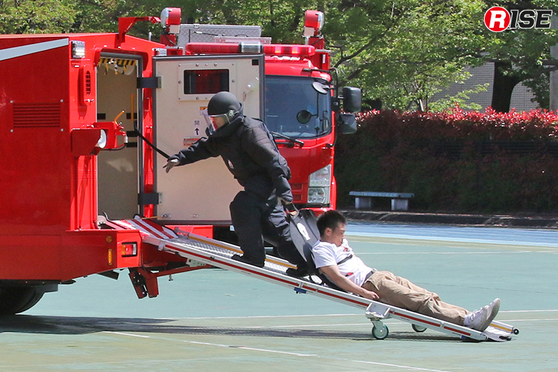 救出救助車の後部折畳式スロープにより迅速に車内収用を実施する。