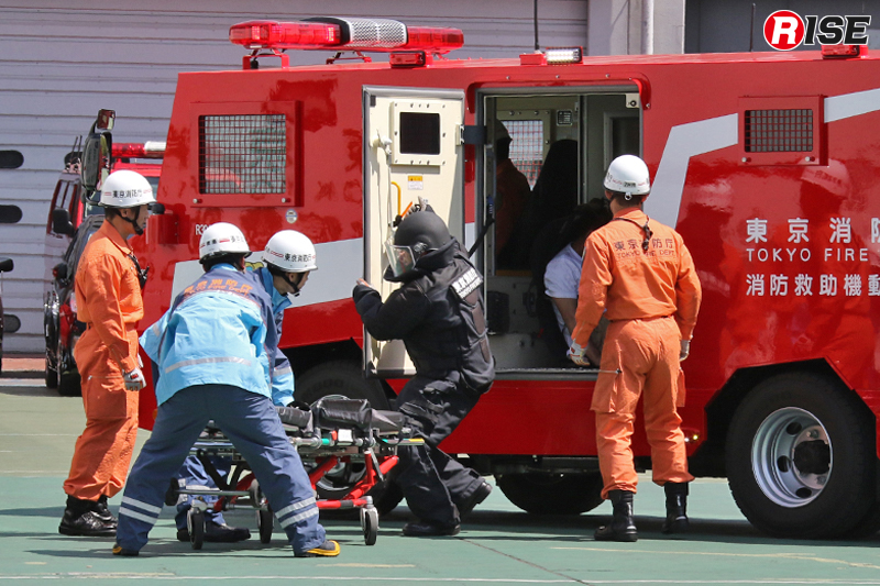 負傷者が進入統制区域外で待機する救急機動部隊に引き継がれる。
