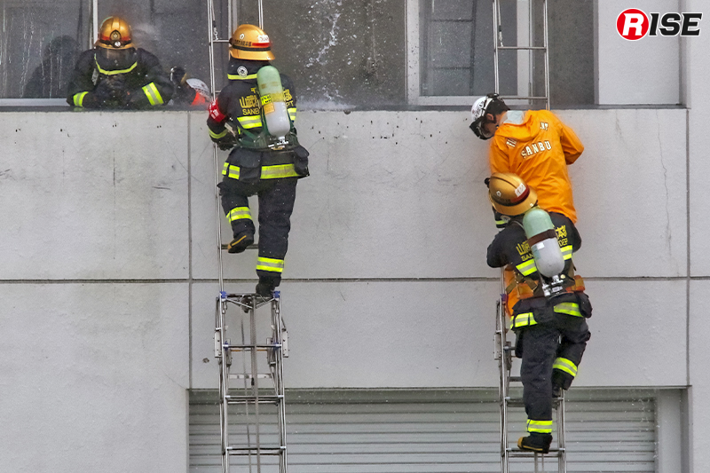 出火建物に対し三連はしごを設定し、進入と要救助者救出を実施。