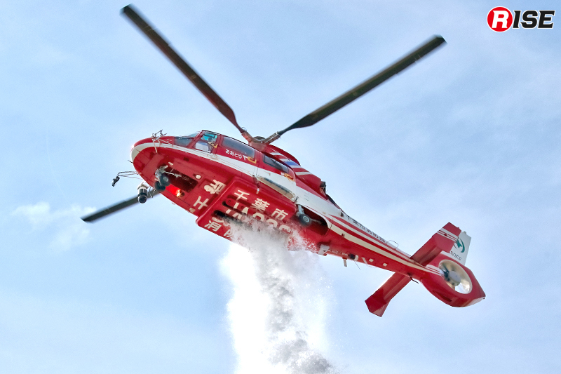 千葉市消防局航空隊のヘリが上空からの投水を実施。