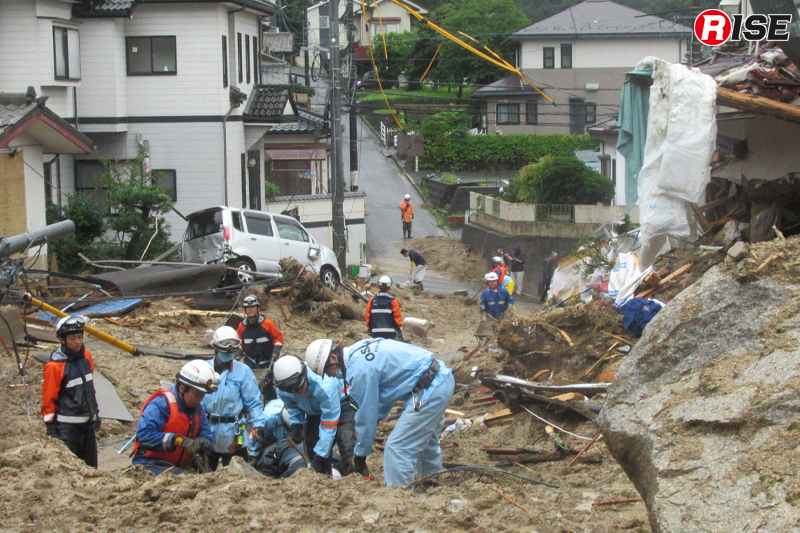 1年前：道路上に堆積した土砂を掘り、捜索活動を展開する緊急消防援助隊の大阪府大隊。