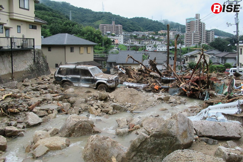 1年前：矢野東の住宅街。上流より土石流と共に自動車なども流されてきた。