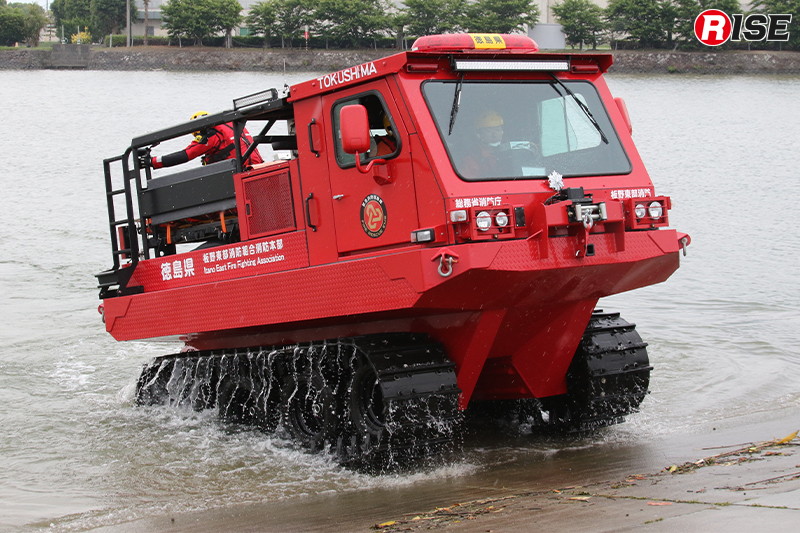 総務省消防庁から無償貸与を受け配備された中型水陸両用車（全地形対応車II型）。