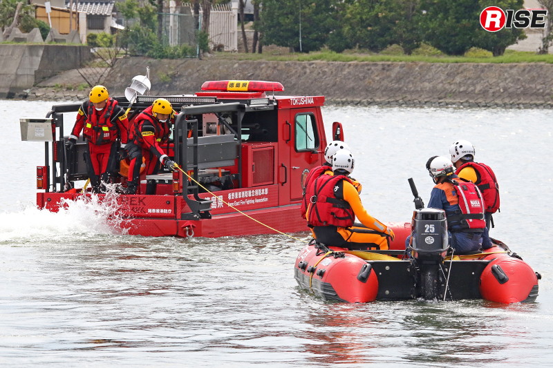 多数の要救助者を搬送する際は中型水陸両用車でボートを曳行することもできる。