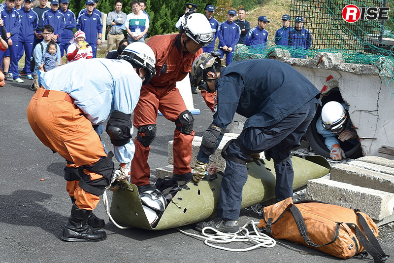 【防災ヘリ・救助犬デモンストレーション】救出活動には第八管区海上保安部美保基地所属の機動救難士も参加して実施。