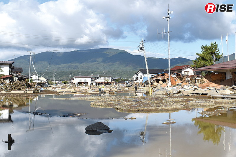 決壊現場付近は東日本大震災直後の津波被災地を思い起こさせるような被害が広がる。