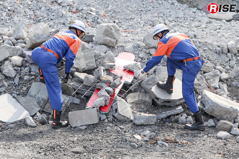 土砂災害を想定し、要救助者を上空から捜索する訓練を実施。