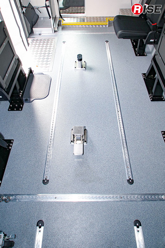 床面にはストレッチャー固定具とは別に積載物縛着用のレールシステムが備わる。