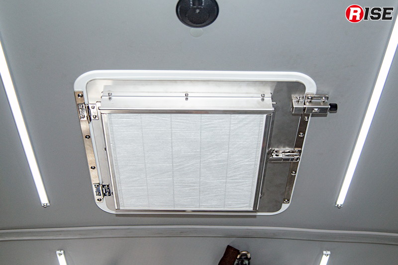 天井には簡易陰圧装置を装備。新型コロナを含む感染症患者の搬送も安全に行うことができる。