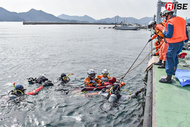 水中から救出した要救助者を搬送し救助隊と連携して浮き桟橋へ引き揚げる。