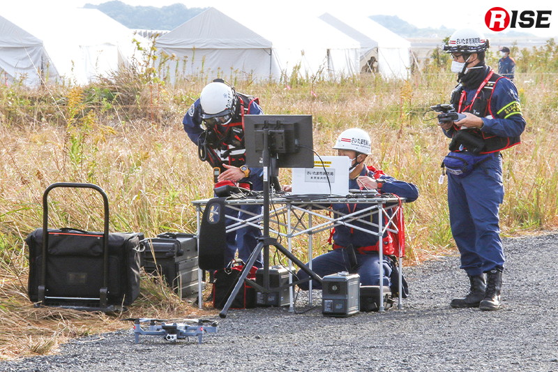 埼玉県統合機動部隊指揮隊がドローンを活用して情報収集を行う。