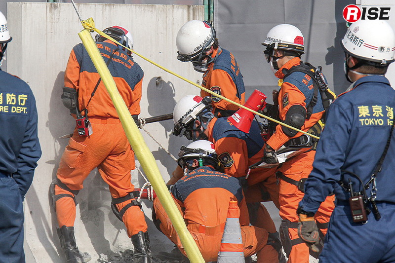 大規模震災用高度救助車（１号車：ＡＲ）を活用したブリーチングを実施。