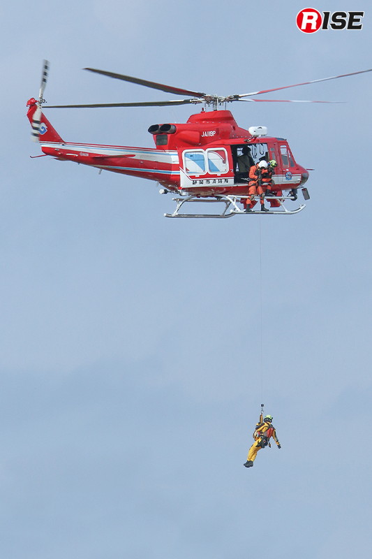陸路から接近できないポイントへはヘリコプターでの救出活動が行われる。