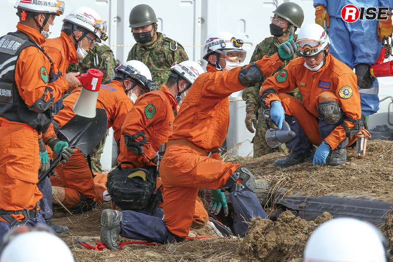 埋没した要救助者を発見し隊員らが救出活動を実施。要救助者周辺の土砂を完全に除去せねば救出できないため、地道に手掘りを行う。