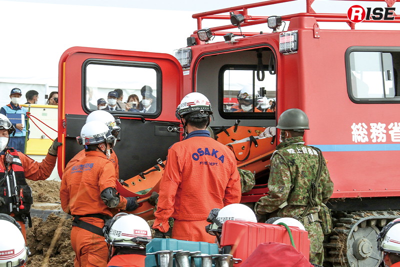 要救助者を「レッドヒッポ」に収容し、CPRを実施しながら搬送する。 