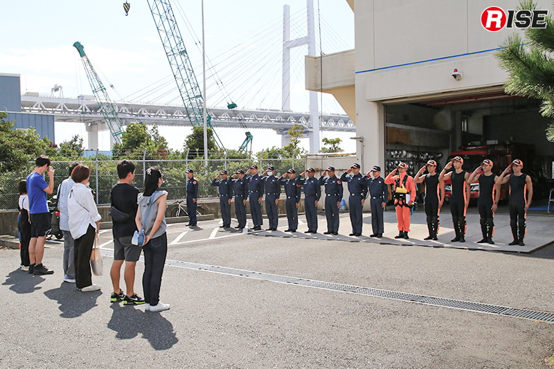 庁舎前に整列した隊員らと参加者が顔合わせを行う。