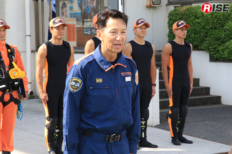 鶴見水上消防出張所長の天野雅巳消防司令による歓迎のあいさつ。