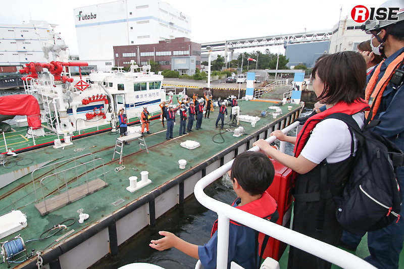 消防艇「よこはま」に参加者が乗り込み、乗船体験・船内見学に出発。