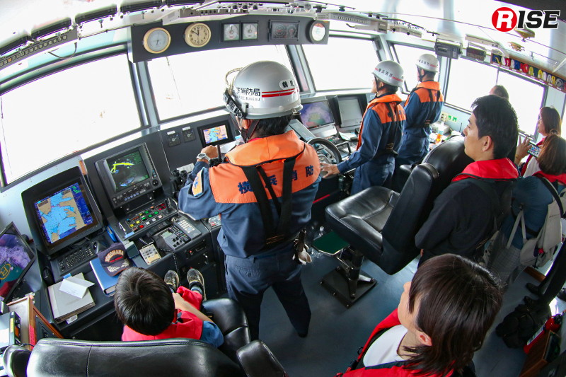 消防艇での横浜港クルーズを堪能する参加者たち。想像以上に多い船舶の往来など、横浜の海を実感してもらう狙いもある。