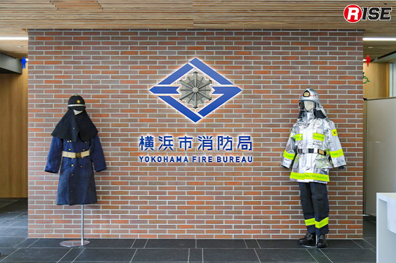 エントランス正面には堅牢な庁舎を印象付ける「レンガ壁」があり、横浜市消防局のロゴを配し、横浜市の消防本部の玄関を飾っている。