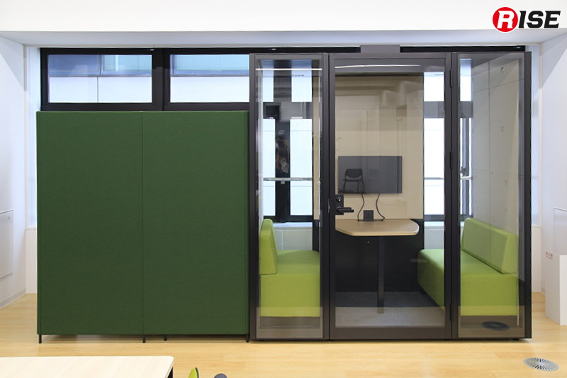 オンライン会議などに対応するブース。右側の個室は複数名に対応したもので、左側のグリーンのパーテーションは1名で利用するスペース。
