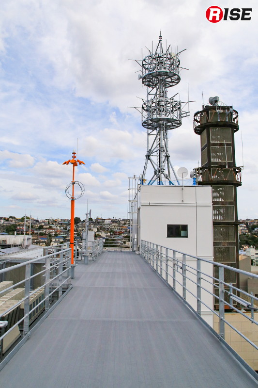 ヘリパッドとエレベーターホールを結ぶブリッジデッキ。エレベーターホールの上部には各種空中線群を装備した無線塔を備える。