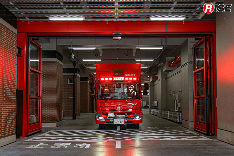 SR用車庫から道路に至る消防車両用出入口には、電動開閉式の大型折り戸が備えられている。これも消防をイメージする朱色に塗られ、消防庁舎を象徴するアクセントとなっている。