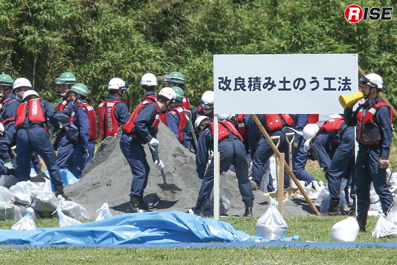 消防・自衛隊・板橋区など関係機関が連携し、各種水防工法を実施する。