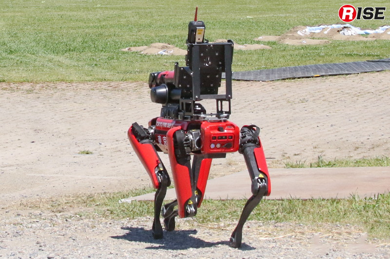 ガス検知器を搭載した四足歩行型検索ロボットにより環境測定を実施。
