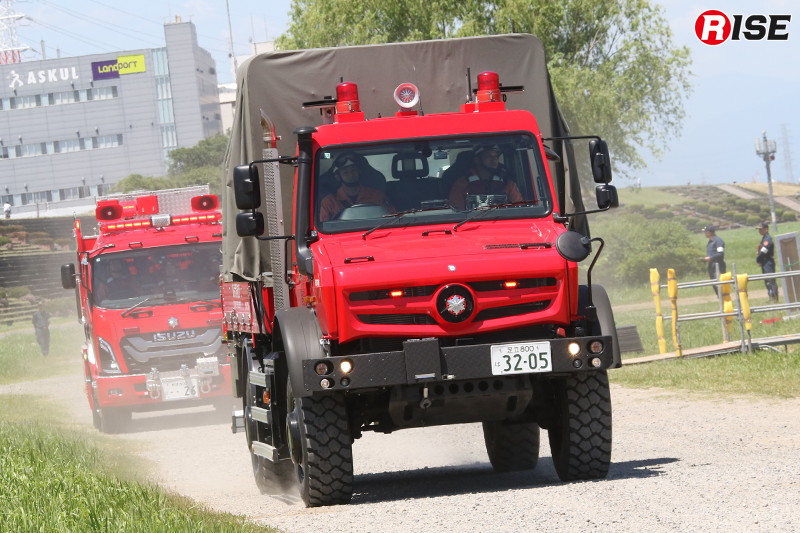 現場に急行する救出救助車(搬送型)と板橋特別救助隊の救助車。