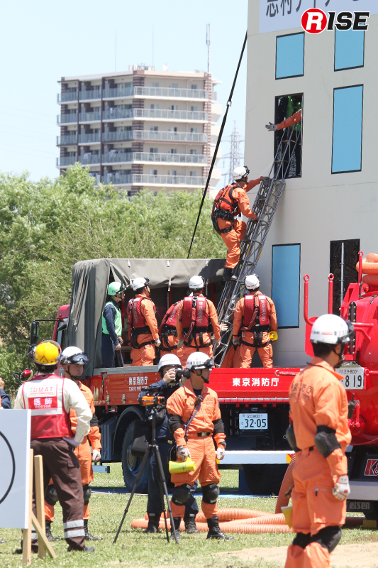 浸水建物救助訓練では、救出救助車(搬送型)の荷台を活用した救助活動を展開。