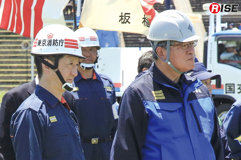 消防総監や板橋区長らが訓練終了後に会場を巡り、各活動の実施状況を確認した。