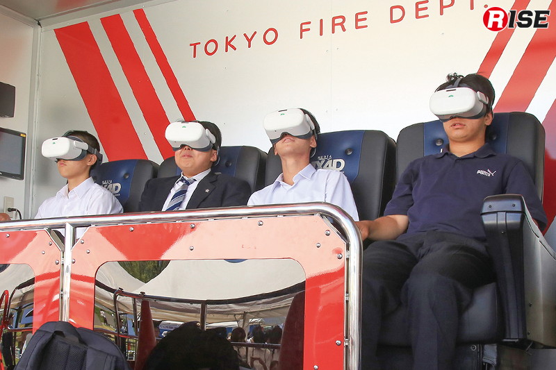 新型VR防災体験車。VR技術を活用し、地震や風水害などの災害を疑似体験できる。