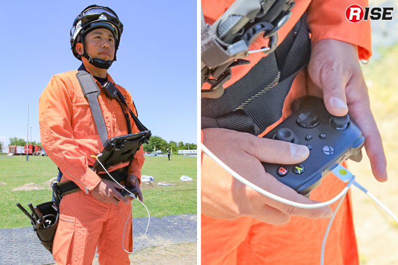 タブレット端末やコントローラーを用いてロボットを操作する。