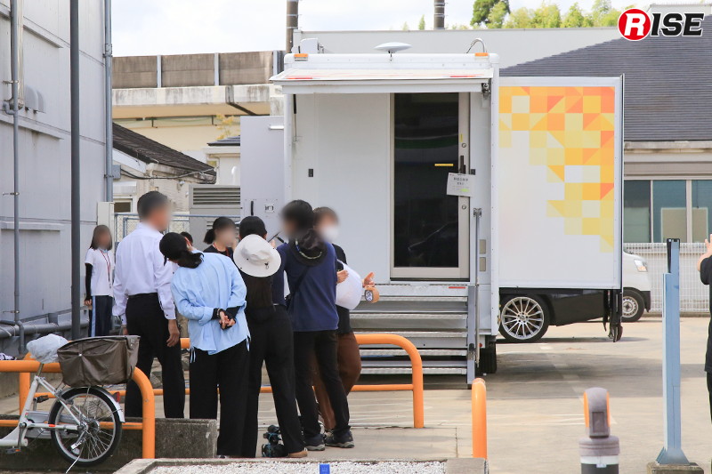 豪雨の影響を受けた店舗前で営業する移動店舗車(大網白里市)