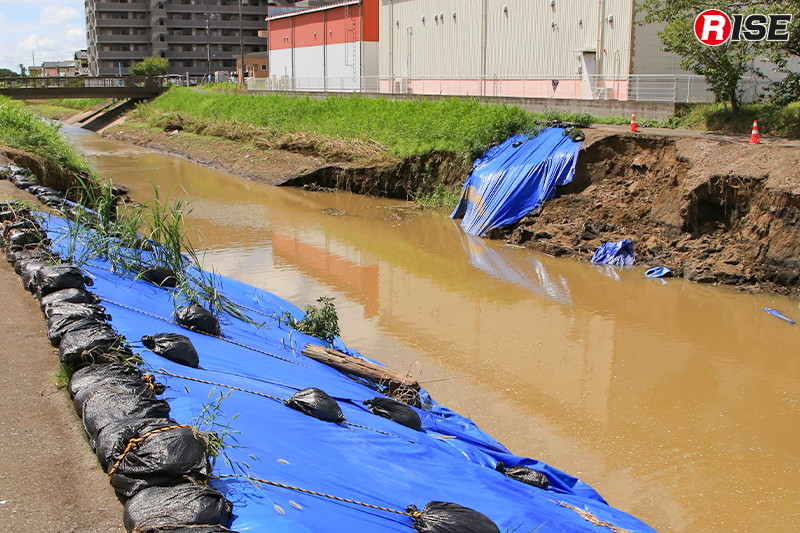豪雨により損傷した小中川の護岸(大網白里市)