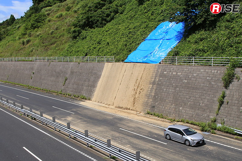 法面が崩落した圏央道・茂原北IC付近(茂原市)