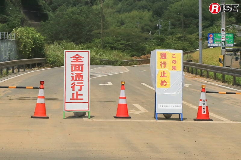 法面崩落により通行止めが続く県道67号(茂原市)