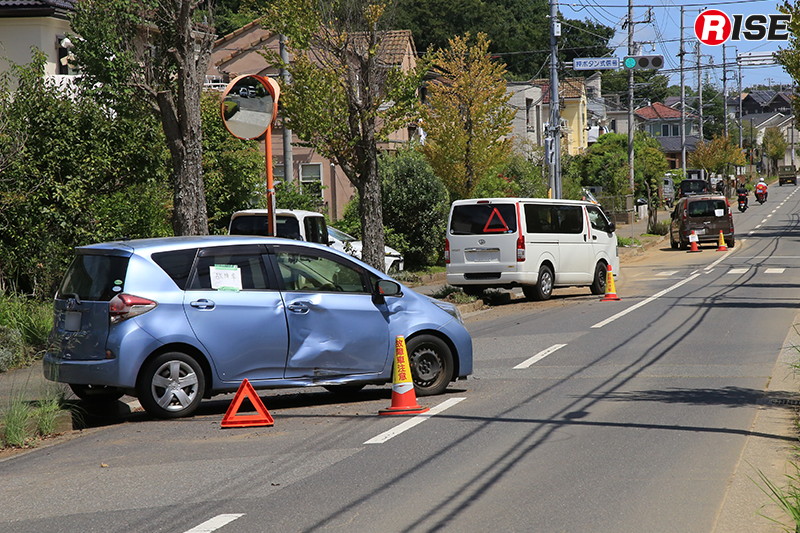 豪雨により道路上に多数の車両が放置された住宅地(市原市)